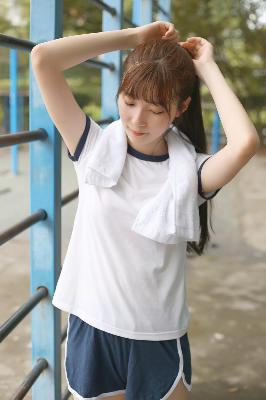 校园NP文？我穿成女配后，竟和N多父子爷孙子纠缠不清！